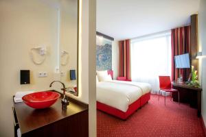 Tempat tidur dalam kamar di Best Western Plus Plaza Berlin Kurfürstendamm