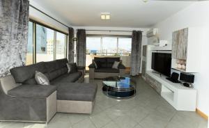 Uma TV ou centro de entretenimento em Exclusive Luxury Apartments in Oceano Atlantico Complex