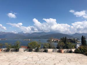 vista su un lago con montagne sullo sfondo di Hotel Royal a Stresa