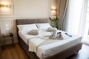 A bed or beds in a room at Unicum Roma Suites