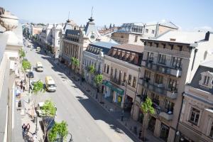 uma vista panorâmica de uma rua da cidade com edifícios em Hotel Avenue 106 em Tbilisi