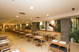 Um restaurante ou outro lugar para comer em Hotel Don Pepe - Adults Only