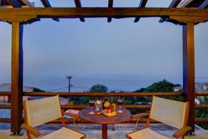 einen Tisch und Stühle auf einem Balkon mit Aussicht in der Unterkunft Hotel Zagora in Zagora