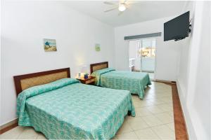 Rúm í herbergi á Hotel Suites Ixtapa Plaza