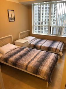 Llit o llits en una habitació de Mississauga Furnished Apartments