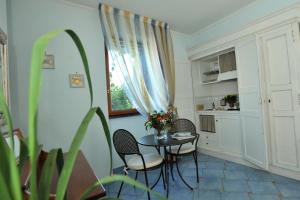 A kitchen or kitchenette at E Poi...Ravello