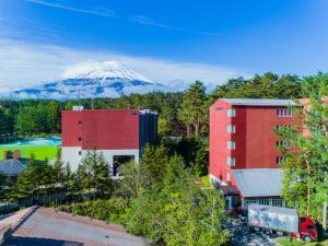 een luchtzicht op een met sneeuw bedekte berg achter gebouwen bij Fuji Premium Resort in Fujikawaguchiko