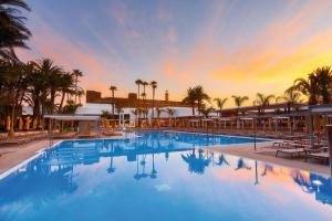 The swimming pool at or close to Hotel Riu Palace Oasis