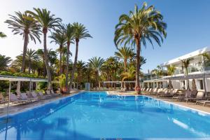 The swimming pool at or close to Hotel Riu Palace Oasis