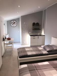 um quarto com uma cama e uma cozinha com uma mesa em FEWO Cologne, Airport, City em Colónia