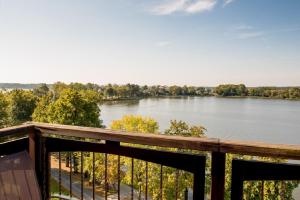 Blick auf einen Fluss von einer Holzterrasse in der Unterkunft Apartamenty Faust in Lyck