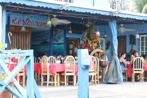 Un restaurant u otro lugar para comer en Vista Mar Hotel 