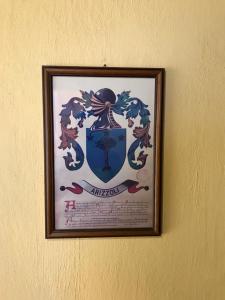 une photo accrochée à un mur avec une photo dans l'établissement Hotel Casa Arizzoli, à Cannobio