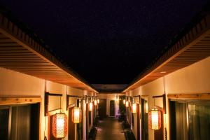 an empty hallway with lights and a ceiling at Zhangjiajie Tingyutang Little Yard in Zhangjiajie