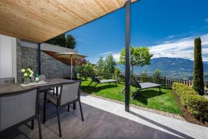 d'une terrasse avec une table et des chaises et une vue. dans l'établissement Gattererhof, à Schenna