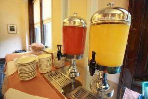 dos bebidas sentadas sobre una mesa con platos en Leo House, en Nueva York