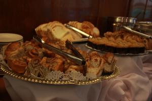 un buffet de pasteles y pasteles en una mesa en Leo House, en Nueva York