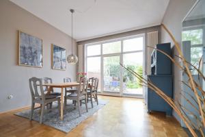 een eetkamer met een tafel en stoelen bij Stadtvilla Stöhr in Norden