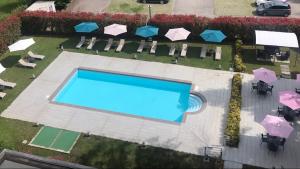 una vista aérea de una piscina con sillas y sombrillas en Bis Hotel Varese, en Varese