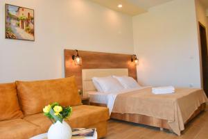 ein Hotelzimmer mit einem Bett und einem Sofa in der Unterkunft Beach Walk Apartments in Ulcinj