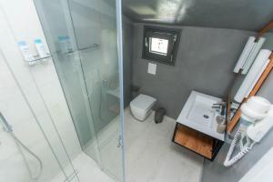 Kamar mandi di Sky Apartments