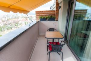 Balkon atau teras di Sky Apartments