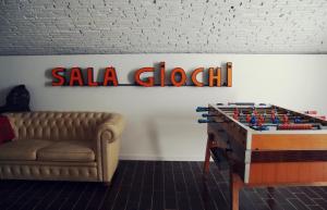 ein Wohnzimmer mit Sofa, Tisch und Schild in der Unterkunft The Hostello in Verona