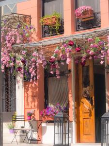 una casa con flores en la parte delantera en Sweet Home Hotel, en Atenas