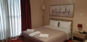 A bed or beds in a room at Hotel Vasilis