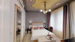 Uma cama ou camas num quarto em Faik Pasha Hotels Special Category Beyoglu Istanbul