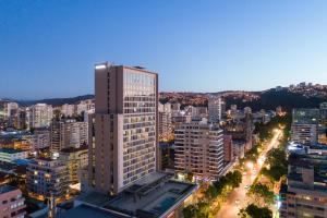 ein hohes Gebäude in einer Stadt in der Nacht in der Unterkunft Novotel Vina del Mar in Viña del Mar