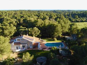 una vista aérea de una casa con piscina en La Casa Menorca, en Ferreries