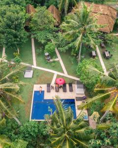 vista aerea di un resort con piscina di Namaste Bungalows a Nusa Penida