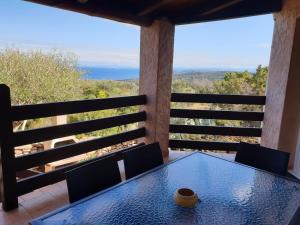 een tafel op het balkon van een huis met uitzicht bij casabellavista in Bonifacio