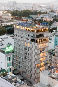 una vista aérea de un edificio alto en una ciudad en Maple Leaf Hotel & Apartment, en Nha Trang