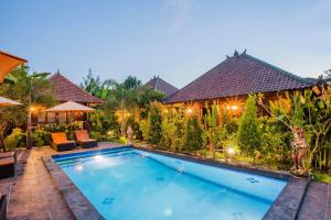 Бассейн в Dinatah Lembongan Villas или поблизости