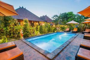 Бассейн в Dinatah Lembongan Villas или поблизости