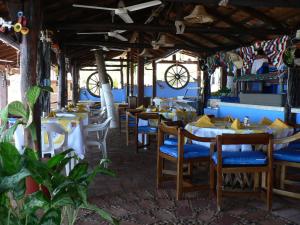 Un restaurant u otro lugar para comer en Lindo Mar Resort