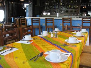 Un restaurant u otro lugar para comer en Lindo Mar Resort