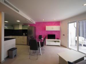 a kitchen and dining room with a table and chairs at InmoSantos Oasis A3 in Roses