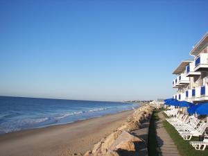 plaża z leżakami i parasolami oraz ocean w obiekcie Pleasant View Inn w mieście Westerly