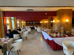 - un restaurant avec des tables à leur disposition dans l'établissement Hotel Sussex, à Córdoba