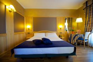 um quarto com uma cama grande com duas almofadas em Best Western Hotel Luxor em Turim