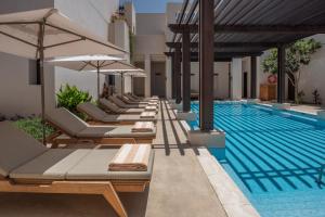 Swimming pool sa o malapit sa The Chedi Al Bait, Sharjah