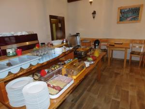 ein Zimmer mit einem Buffet mit Tellern und Speisen in der Unterkunft Guesthouse Sara in Grabovac