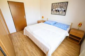 Ліжко або ліжка в номері Apartman Hugo