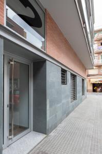 un edificio con una porta sul lato di Apartamentos Cornellalux a Cornellà de Llobregat