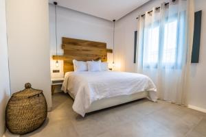 Una cama o camas en una habitación de Portes Suites & Villas Mykonos