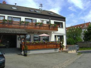 um edifício com uma varanda com flores em Gasthof ´s Gräbele em Tübingen