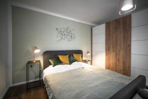 Una cama o camas en una habitación de Presso Pécs